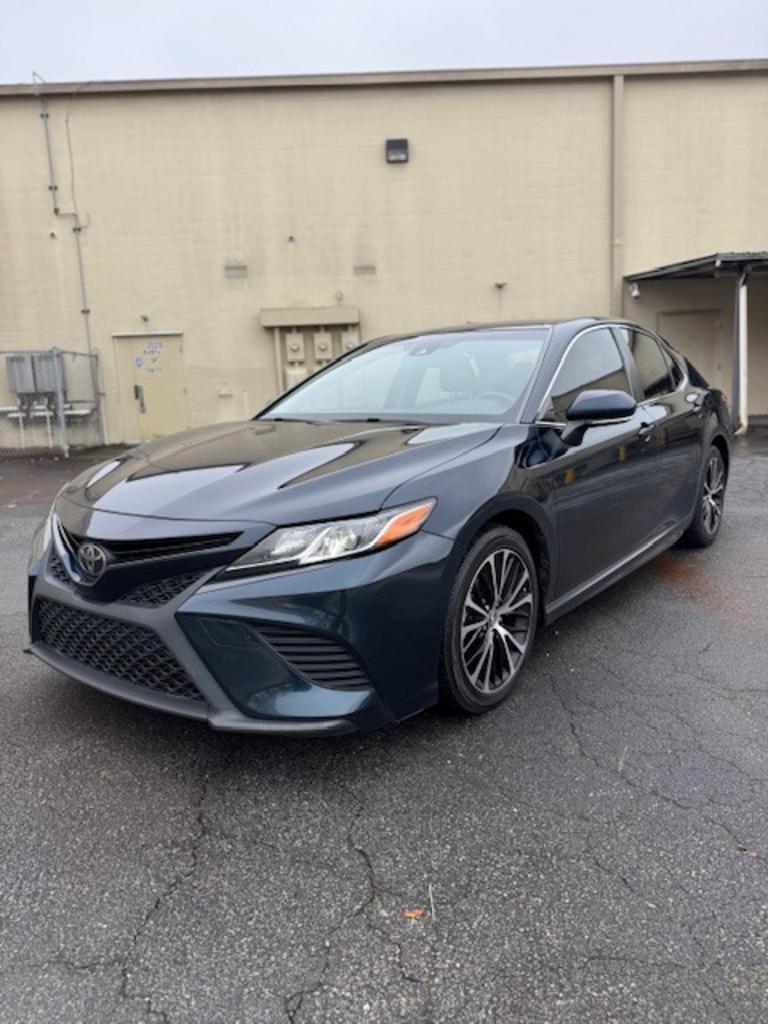 2018 Toyota Camry SE's photo